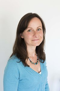 Hannah Schellander headshot - clinical hypnotherapist, psychotherapist and trauma therapist practising in Dorking in Surrey.